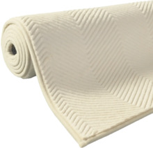 Gerollter Teppich mit Zickzackmuster