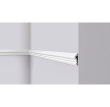 Weiße Zierleiste an einer Wand angebracht