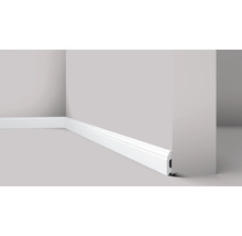 Weiße Sockelleiste an einer Wand angebracht