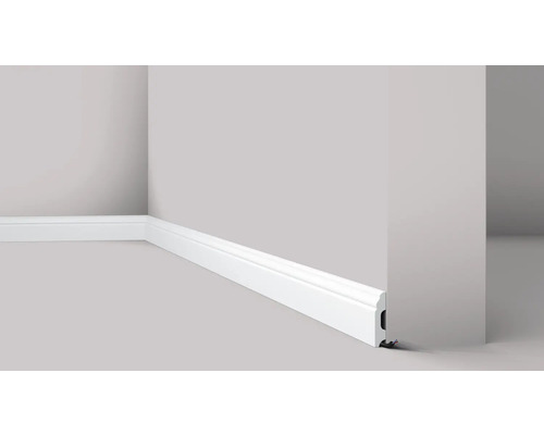 Weiße Sockelleiste an einer Wand angebracht