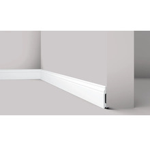 Weiße Sockelleiste an einer Wand