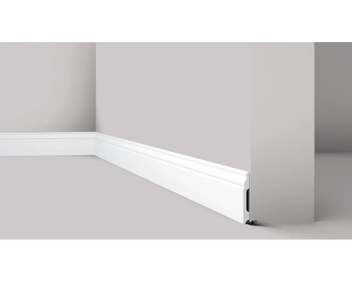 Weiße Sockelleiste an einer Wand