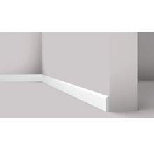 Ecke eines Raumes mit weißen Fußleisten