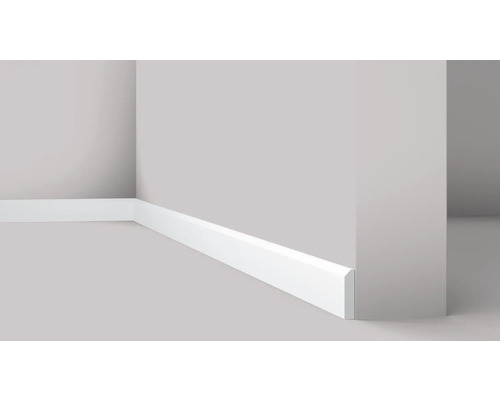 Ecke eines Raumes mit weißen Fußleisten