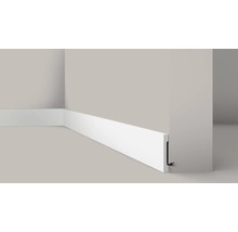 Sockelleiste aus Kunststoff an einer Wand befestigt