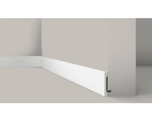 Sockelleiste aus Kunststoff an einer Wand befestigt