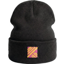 Schwarze Strickmütze mit dekorativem Aufnäher