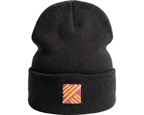 Schwarze Strickmütze mit dekorativem Aufnäher