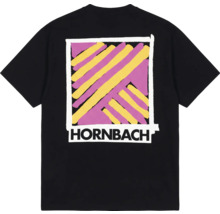 Schwarzes T-Shirt mit Hornbach Logo und abstraktem Design