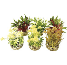 Drei künstliche Pflanzen in Töpfen mit Kieselsteinen