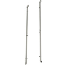 Zwei Regenfallrohre mit Halterungen