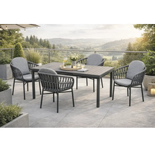 Gartenszene mit Esstisch und vier Stühlen auf einer Terrasse mit Blick auf die Landschaft