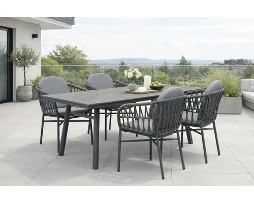 Esstischgarnitur mit Tisch und Stühlen für den Außenbereich auf einer Terrasse