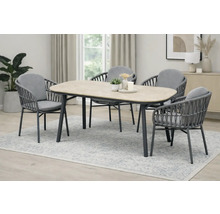 Esstischgruppe mit vier Stühlen und Tisch mit Holzoptik in einem hellen Raum.