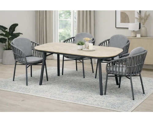 Esstischgruppe mit vier Stühlen und Tisch mit Holzoptik in einem hellen Raum.