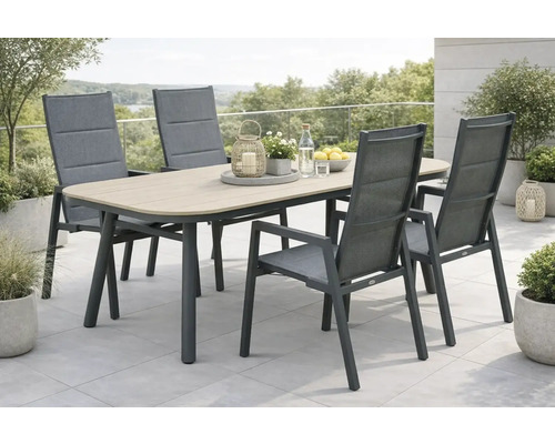 Gartentischgruppe mit Tisch und vier Stühlen auf einer Terrasse