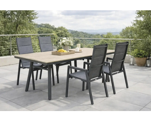 Esstischgruppe mit Tisch und Stühlen für den Außenbereich auf einer Terrasse