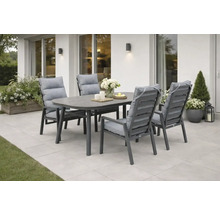 Gartensitzgruppe mit Esstisch und vier Stühlen mit grauen Polstern auf einer Terrasse