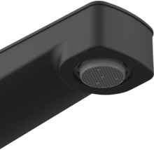 Nahaufnahme eines schwarzen Wasserhahnkopfes mit rundem Strahlregler