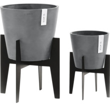 Zwei graue Ecopots Blumenkübel in verschiedenen Größen auf schwarzen Pflanzenständern.