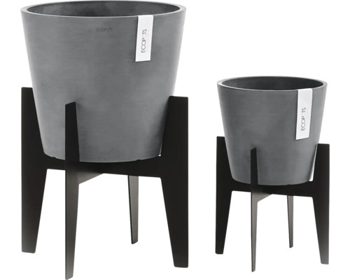 Zwei graue Ecopots Blumenkübel in verschiedenen Größen auf schwarzen Pflanzenständern.