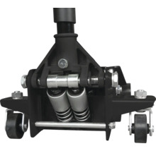 Detailansicht eines schwarzen Wagenhebers mit Rollen.