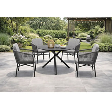 Gartenszene mit Esstisch und vier Stühlen im Freien.