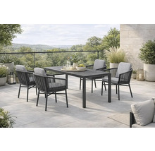 Gartenszene mit Esstisch und Stühlen im Freien