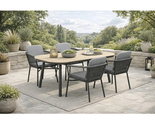 Gartenmöbelset mit Esstisch und Stühlen auf einer Terrasse