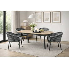 Esszimmer mit Esstisch aus Holz und Stühlen mit geflochtenen Rückenlehnen