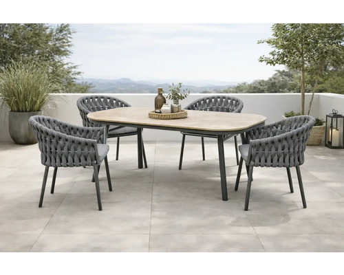 Gartensitzgruppe mit Tisch und vier Stühlen auf einer Terrasse