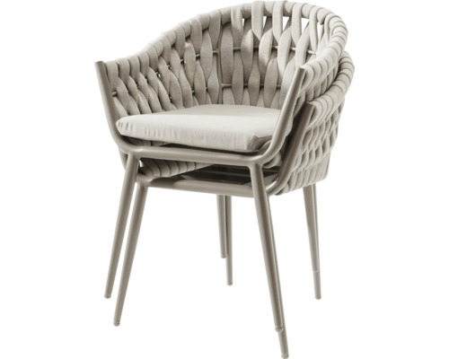 Geflochtener Armlehnstuhl mit Kissen für den Aussenbereich