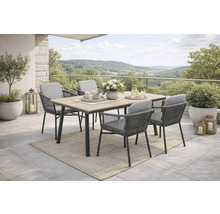 Essgruppe mit Tisch und Stühlen auf einer Terrasse mit Landschaftsblick