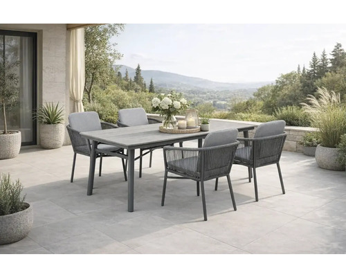 Gartenszene mit Esstisch und Stühlen auf einer Terrasse