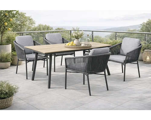 Esstischgruppe mit Tisch und vier Stühlen für den Außenbereich auf einer Terrasse