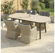 Esstischgruppe mit vier Korbsesseln auf einer Terrasse