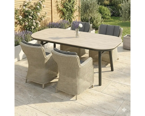 Esstischgruppe mit vier Korbsesseln auf einer Terrasse