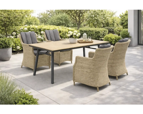 Gartensitzgruppe mit Tisch und vier Korbsesseln mit Polsterauflagen auf einer Terrasse