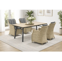 Esstisch-Set mit vier Korbsesseln und grauem Sitzkissen auf einem hellen Teppich.