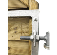 Detailaufnahme eines Metallscharniers an einer Holztür