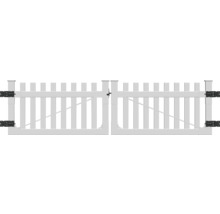 Offenes weißes Gartentor mit Beschlägen