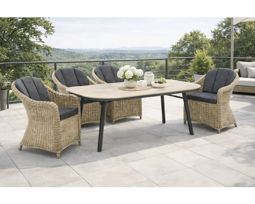Gartensitzgruppe mit Esstisch und vier Korbsesseln auf einer Terrasse