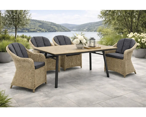 Gartensitzgruppe mit vier Rattanstühlen, grauem Sitzkissen und rechteckigem Tisch auf einer Terrasse mit Seeblick