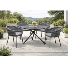 Gartensitzgruppe mit rundem Tisch und vier Stühlen auf einem Teppich im Freien.