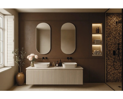 Modernes Badezimmer mit Waschtisch, zwei Spiegeln, eingelassenen Regalen und Duschbereich