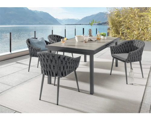 Gartensitzgruppe mit Esstisch und vier Stühlen auf Terrasse
