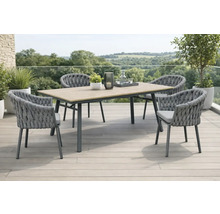 Gartensitzgruppe mit Tisch und vier Stühlen auf einer Terrasse