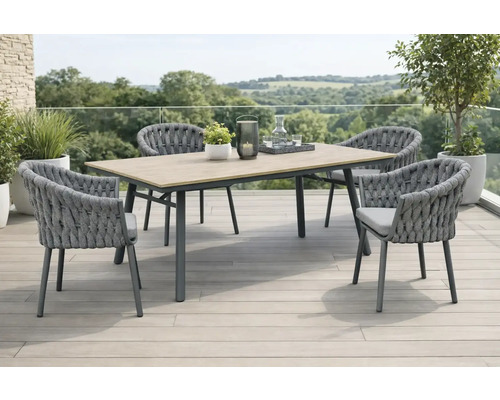 Gartensitzgruppe mit Tisch und vier Stühlen auf einer Terrasse