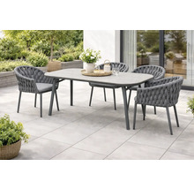 Gartenszene mit Esstisch und vier Stühlen im Freien.