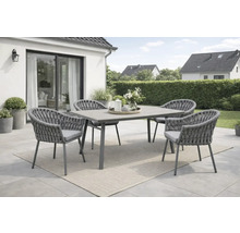 Gartenmöbel-Set mit Tisch und vier Sesseln auf einer Terrasse